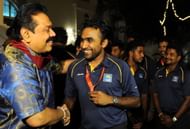Mahela Jayawardene (C) shakes hands with Sri Lankan President Mahinda Rajapakse (L)